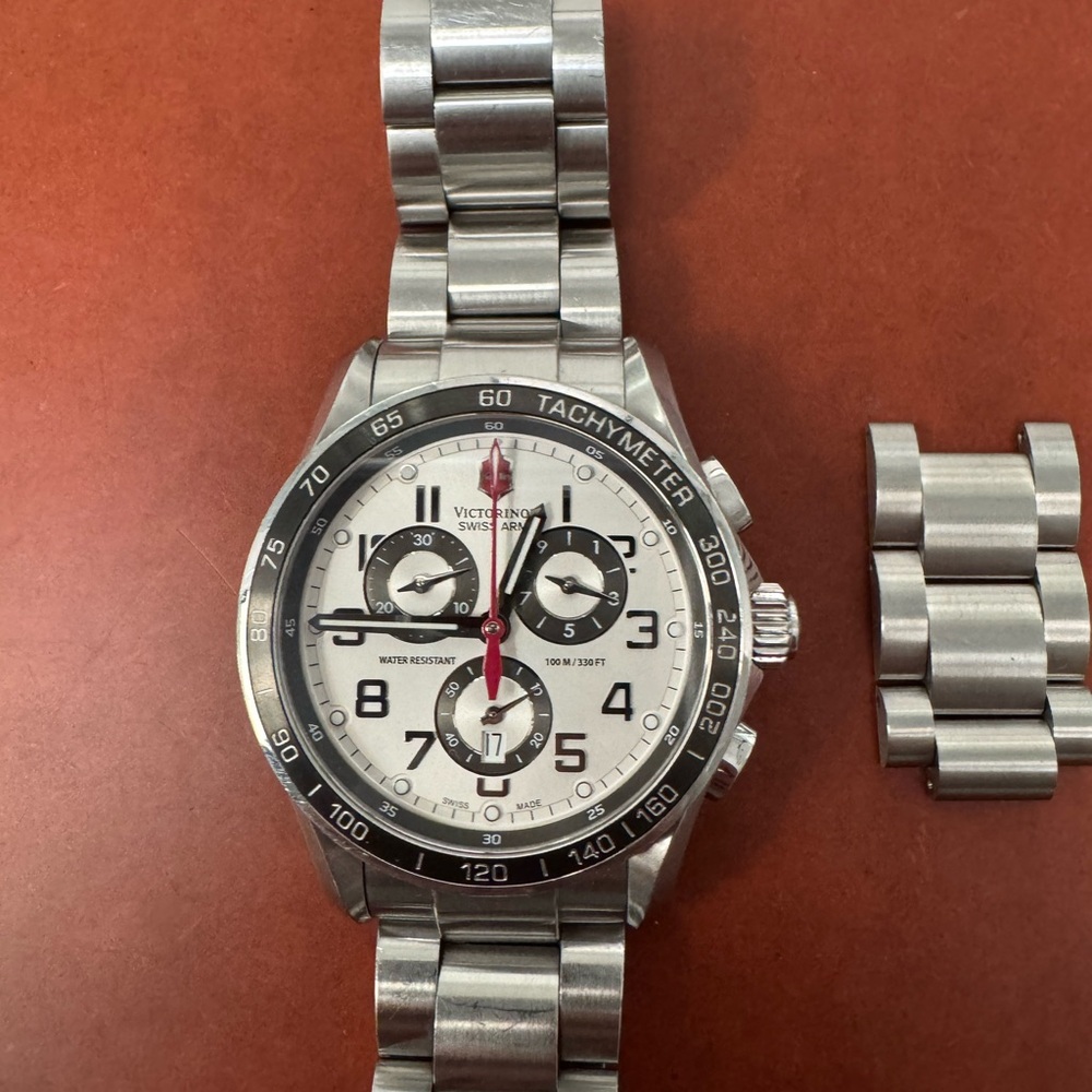 Victorinox Swiss Army Chrono Classic XLS - Picture 2 of 9